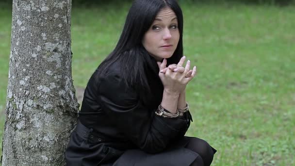 Mujeres cerca del árbol en el parque — Vídeo de stock