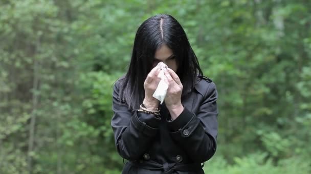 Lonely woman with napkin in the park — Stock Video