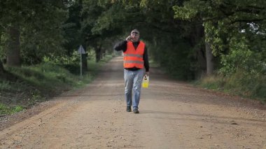 Plastik adam kırsal yolda olabilir