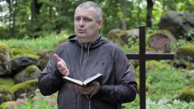 Vaiz İncil ve tespih açık havada, kilise yakınındaki çapraz