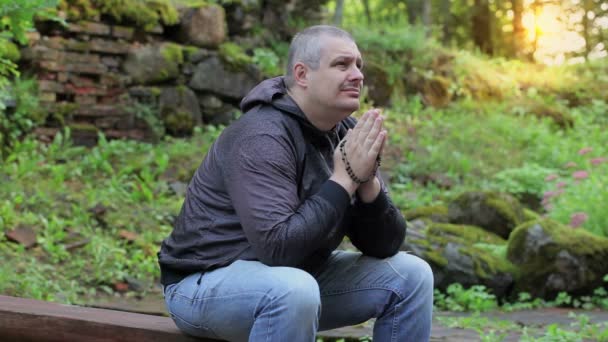 Man praying at outdoors — Stock Video