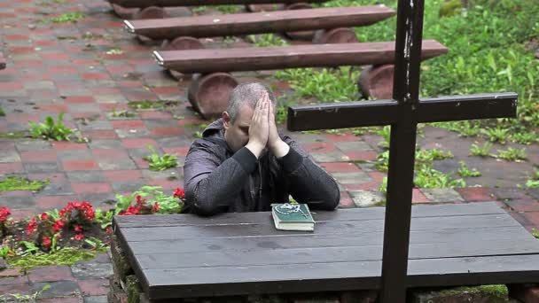 Man prays kneeling at the altar — Stock Video