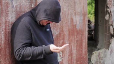 Dilenci uzanmış el ile