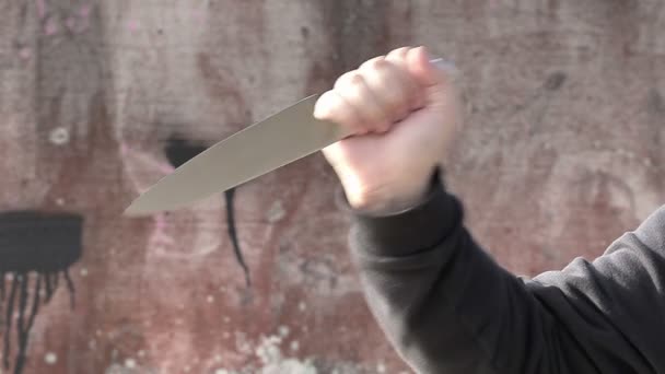 Ανθρώπινο χέρι με ένα μαχαίρι — Αρχείο Βίντεο