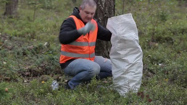 Homme avec sac ramassant bouteilles en plastique usagées — Video