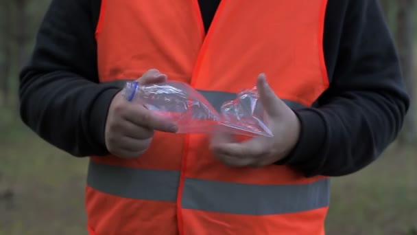 Homme comprime la bouteille en plastique — Video