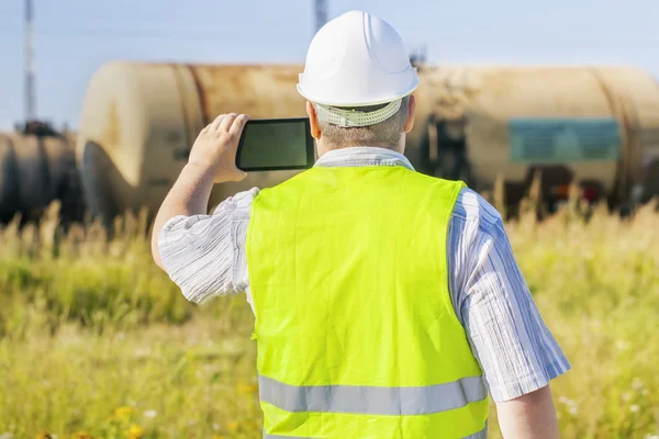 Railway Engineer with tablet PC filmed freight wagons — Stock Photo, Image