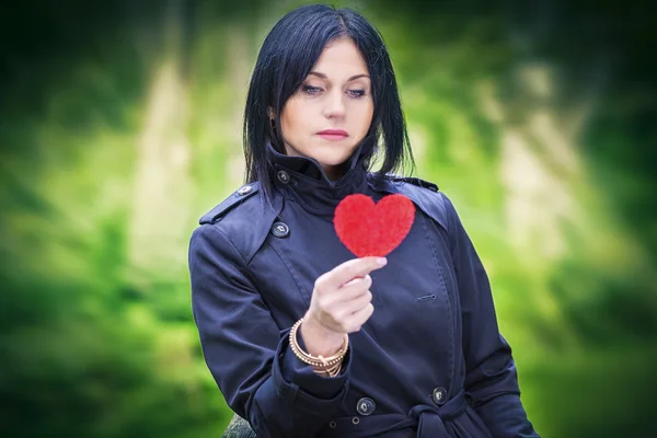 Vrouw met hart in hand — Stockfoto