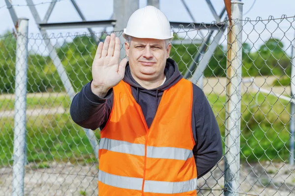 Travailleur montrant un geste d'arrêt — Photo