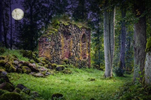 Ruiny starego kościoła w nocy — Zdjęcie stockowe