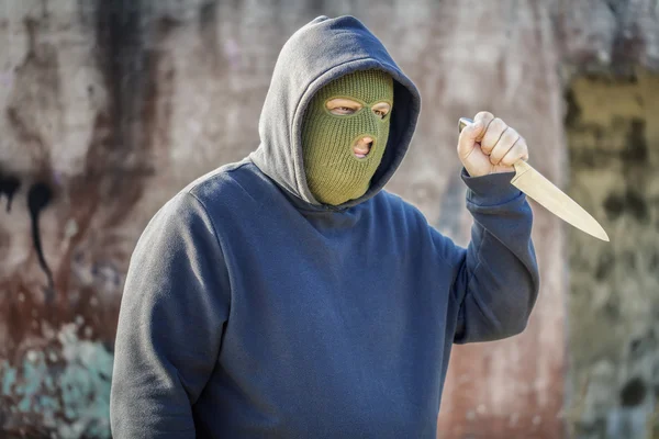 Uomo pericoloso con coltello da cucina vicino al muro di costruzione — Foto Stock