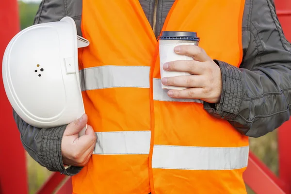 Arbeiter mit Helm und Kaffee — Stockfoto