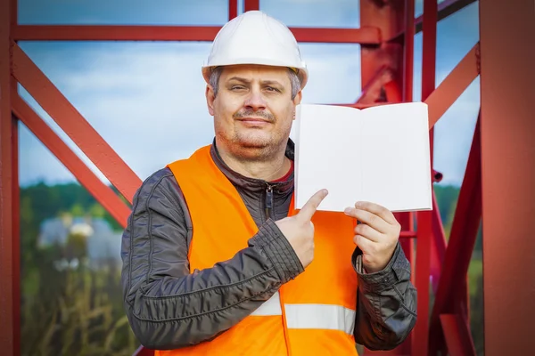 Ingénieur avec livre vide ouvert à l'extérieur — Photo