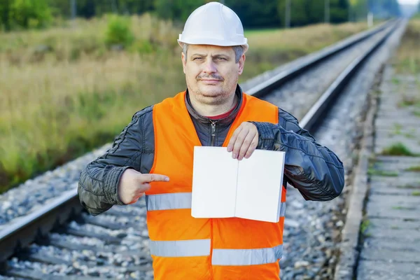 Залізничний інженер з відкритою порожньою книгою на відкритому повітрі на залізниці — стокове фото