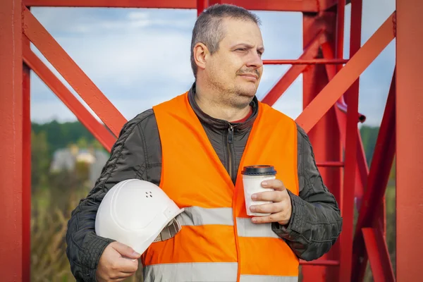 Travailleur avec casque et café à l'extérieur — Photo