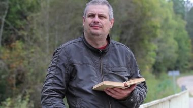 Kitap okuma ve içme kahve köprüde bir adam