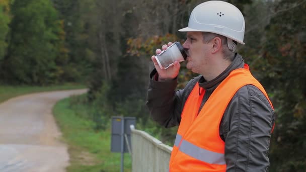 Un travailleur boit du café sur le pont — Video