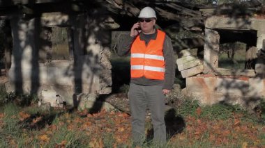 Smartphone tahrip building yakınındaki konuşurken bina müfettişi