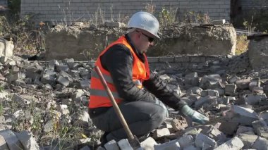 Açık havada atmak tuğla görevli