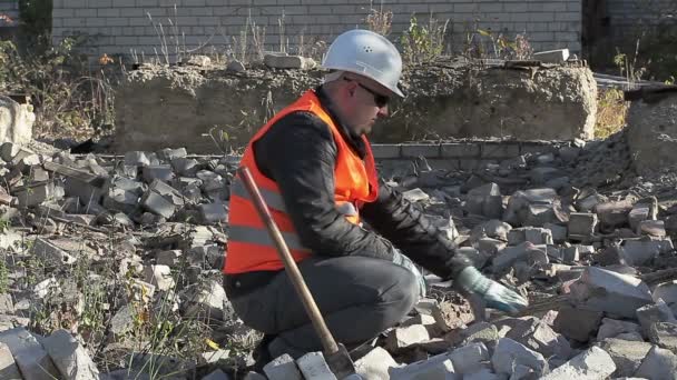 Werknemer op buiten gooien bakstenen — Stockvideo