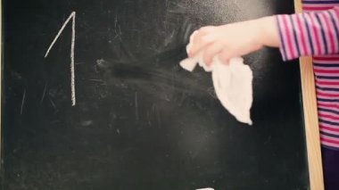 Küçük kız Tahtayı temizleyin