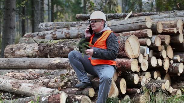 Oficer lasu mówić na smartphone w lesie — Wideo stockowe