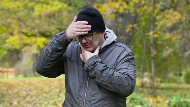 Homem doente com febre e tosse ao ar livre — Vídeo de Stock