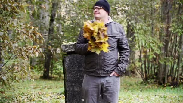 Man waiting for woman in the park — Stock Video