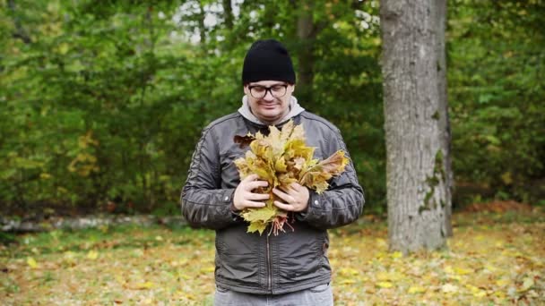 Man throw autumn leaves — Stock Video