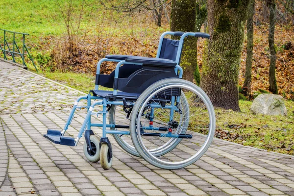 공원 경로에 휠체어 — 스톡 사진