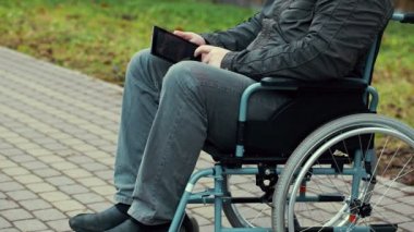Tablet Pc tekerlekli sandalyeye mahkum olan Engelli adam