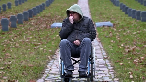 Behinderter Veteran im Rollstuhl auf Friedhof — Stockvideo