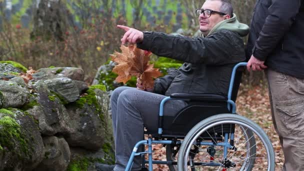 Homme handicapé parlant avec l'assistant — Video