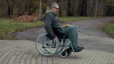 Yol tekerlekli sandalye kullanan adam devre dışı Park açık