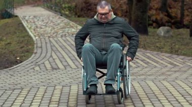 Yol açık, tekerlekli sandalye kullanan engelli adam