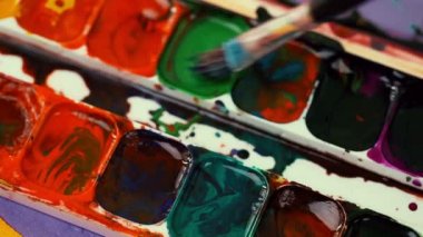 Adam boya fırçası ile guaj boya karışımı