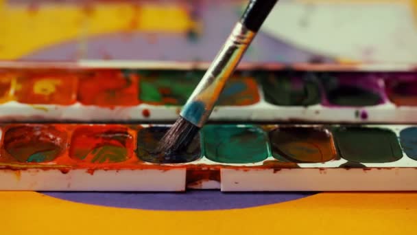 Man mix gouache paint together — Stock Video