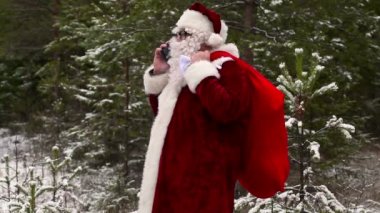 Noel Baba ile ormanın içinde smartphone
