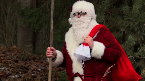 Santa Clause med iskalla händer i skogen — Stockvideo