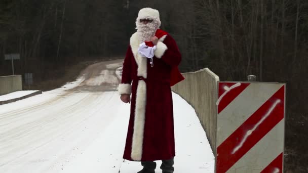 Santa Clause tratar de detener el coche en el puente — Vídeos de Stock