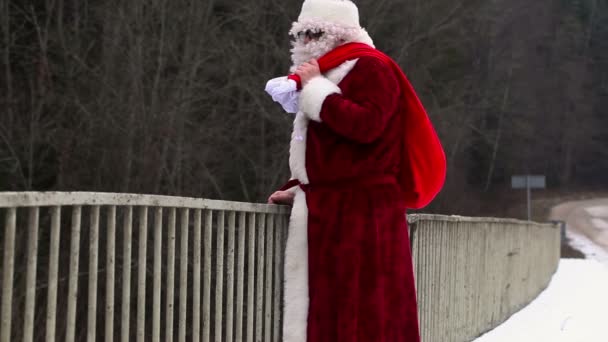 Santa Claus zwaaien hand op de brug — Stockvideo