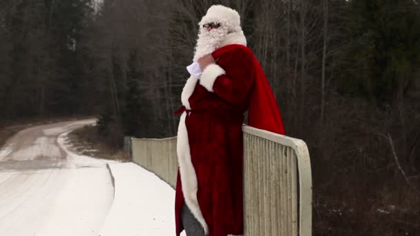 Santa Claus drank van bierfles op de brug — Stockvideo