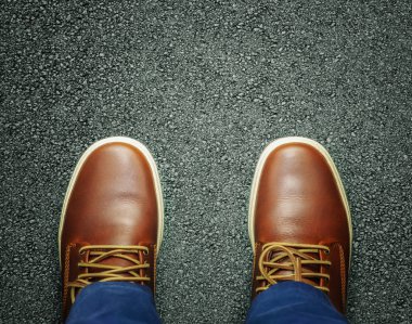 Adam arka plan asfalt üzerinde