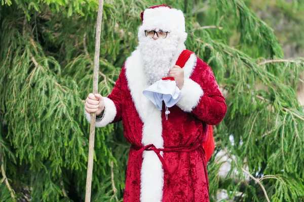 Śnięty Mikołaj w lesie z torby prezent — Zdjęcie stockowe