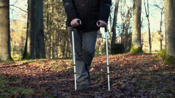 Gehandicapte man op krukken op buiten — Stockvideo