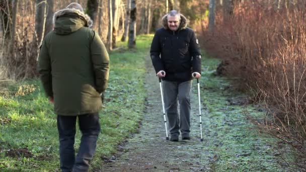 Behinderter auf Krücken im Park unterwegs — Stockvideo