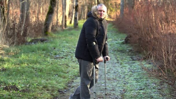 Gehandicapte man op krukken op pad — Stockvideo