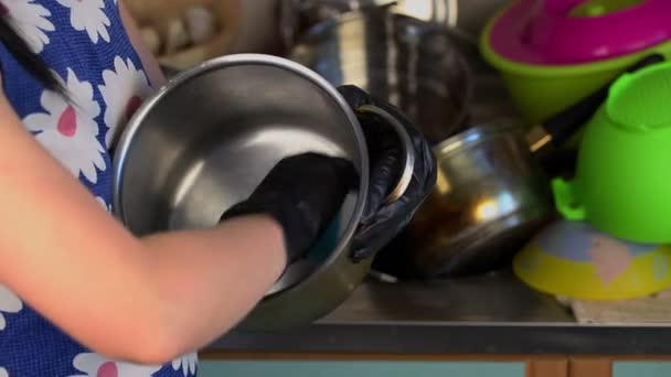 Mulher limpa chaleira na cozinha — Vídeo de Stock