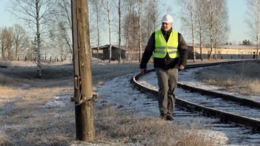 Kışın demiryolu yakınındaki yüksek gerilim Kutbu'ndaki Tablet Pc kullanma alt