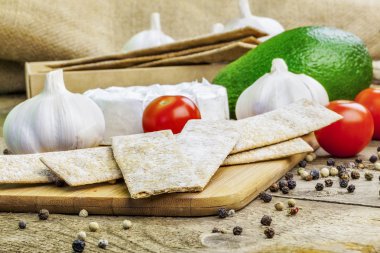 Crispbread domates, sarımsak, avokado ve peynir ile